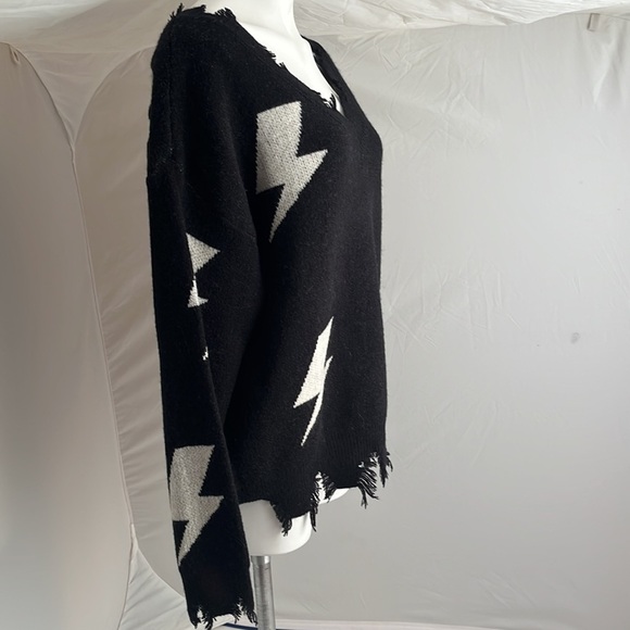 Eesome black and white lightning bolt distressed v-neck sweater - Picture 3 of 10